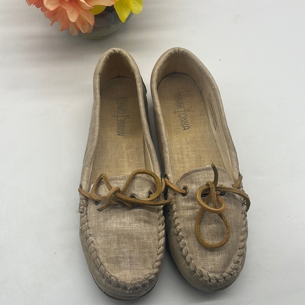 Minnetonka znatural tan color linen traditional moccasin Sz 7. MOC2171